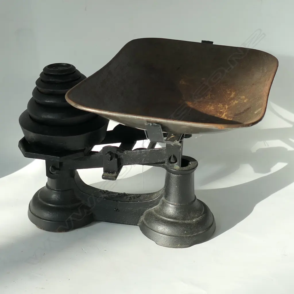 ANTIQUE SCALE WITH 7 WEIGHTS Image 1++
