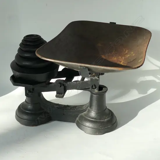 ANTIQUE SCALE WITH 7 WEIGHTS