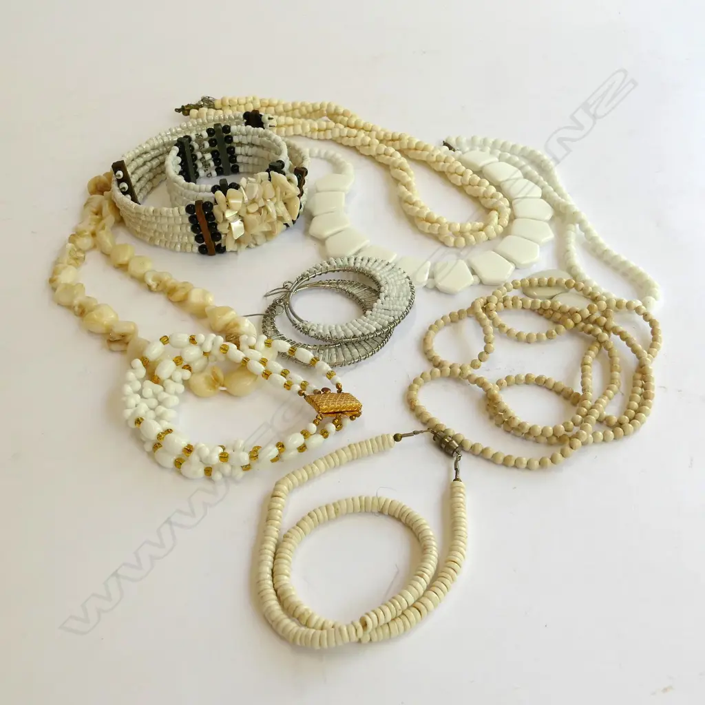 BAG WHITE GLASS & SHELL COSTUME JEWELRY Image 1++