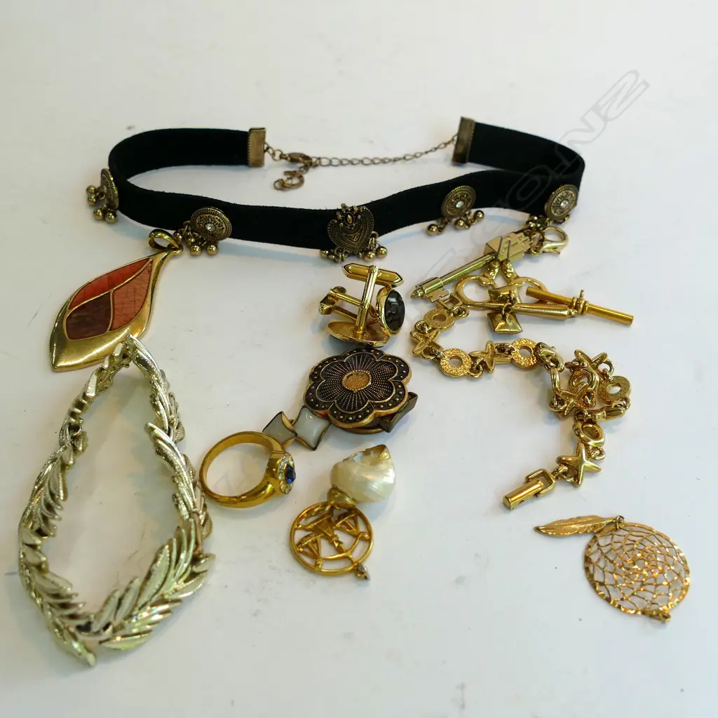 BAG COSTUME JEWELRY INCL BLACK CHOKER  Image 1++