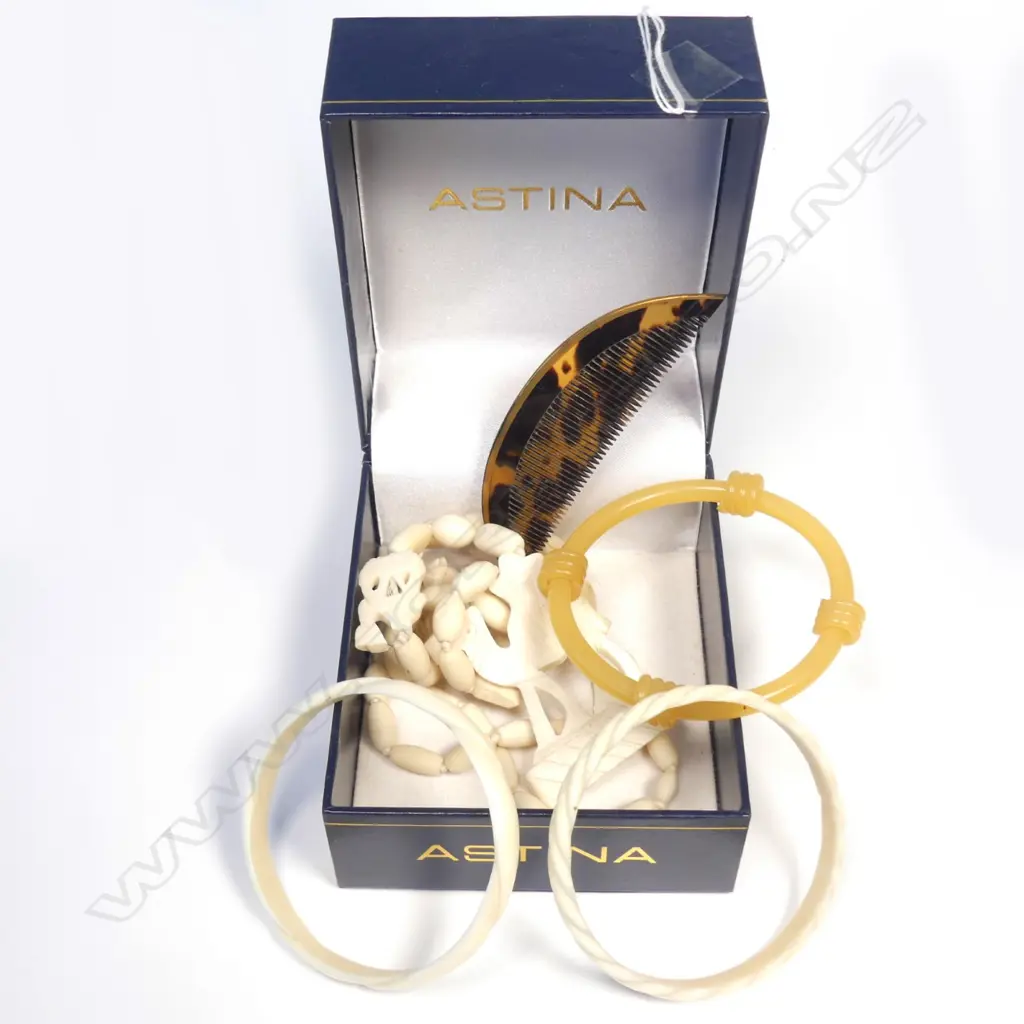 5 JEWELLERY ITEMS: 2 IVORY BANGLES, BONE NECKLACE ETC Image 1++