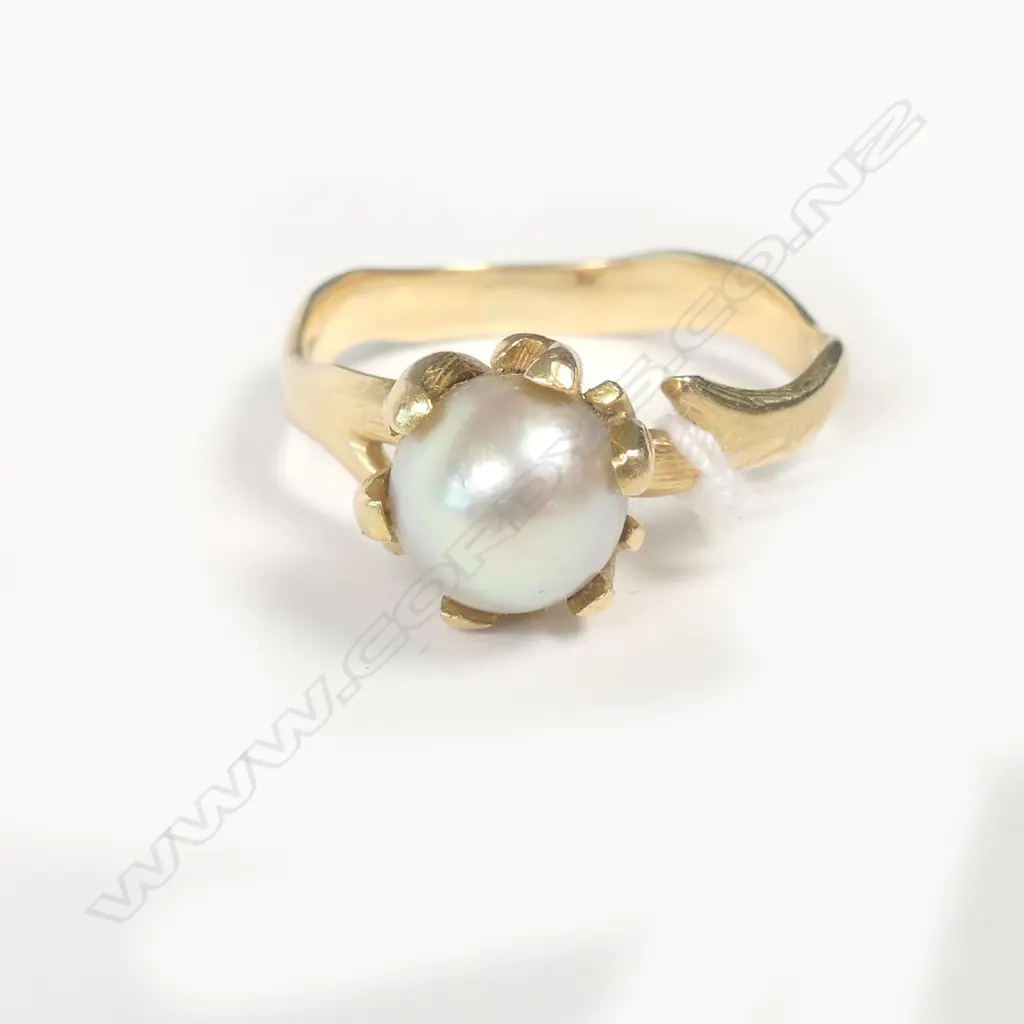 18CT GOLD AND PEARL RING Image 1++