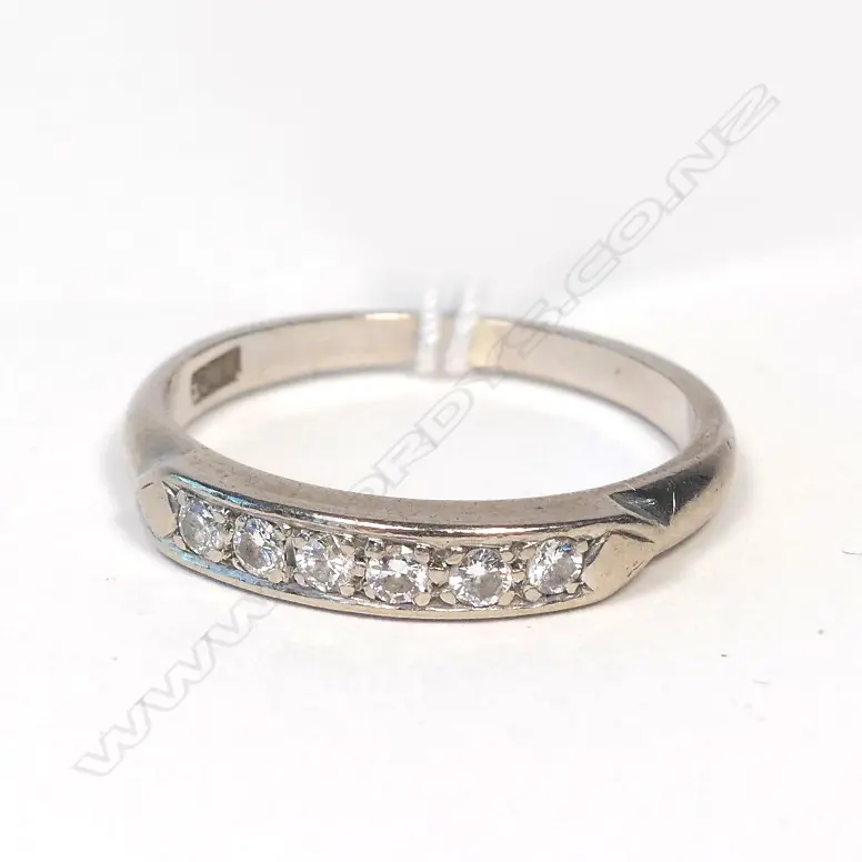 18ct WHITE GOLD 6 DIAMOND BAND RING 3.1gms Image 1++