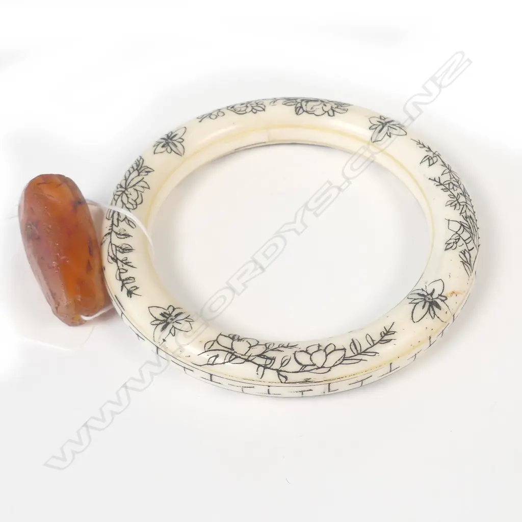 ANCIENT AGATE BEAD & BONE BANGLE Image 1++