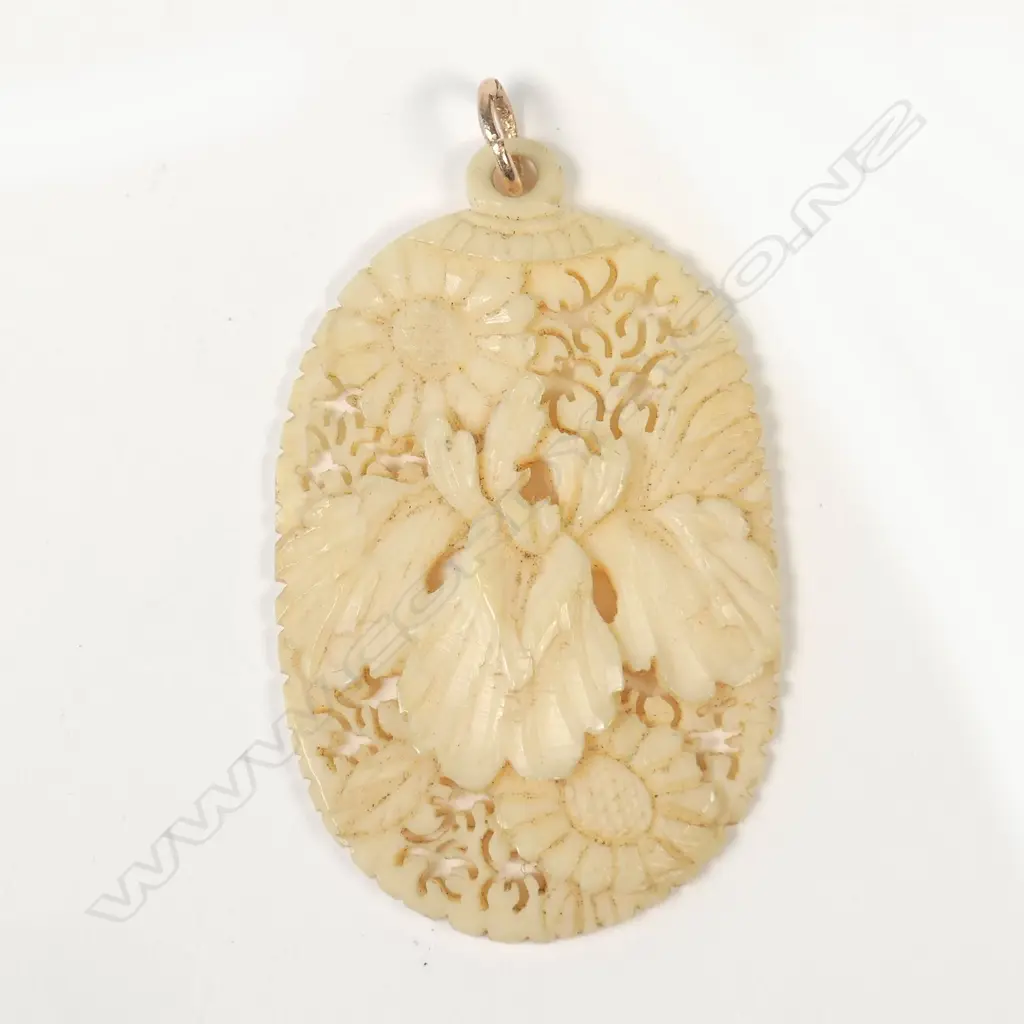 FINELY CARVED IVORY PENDANT Image 1++