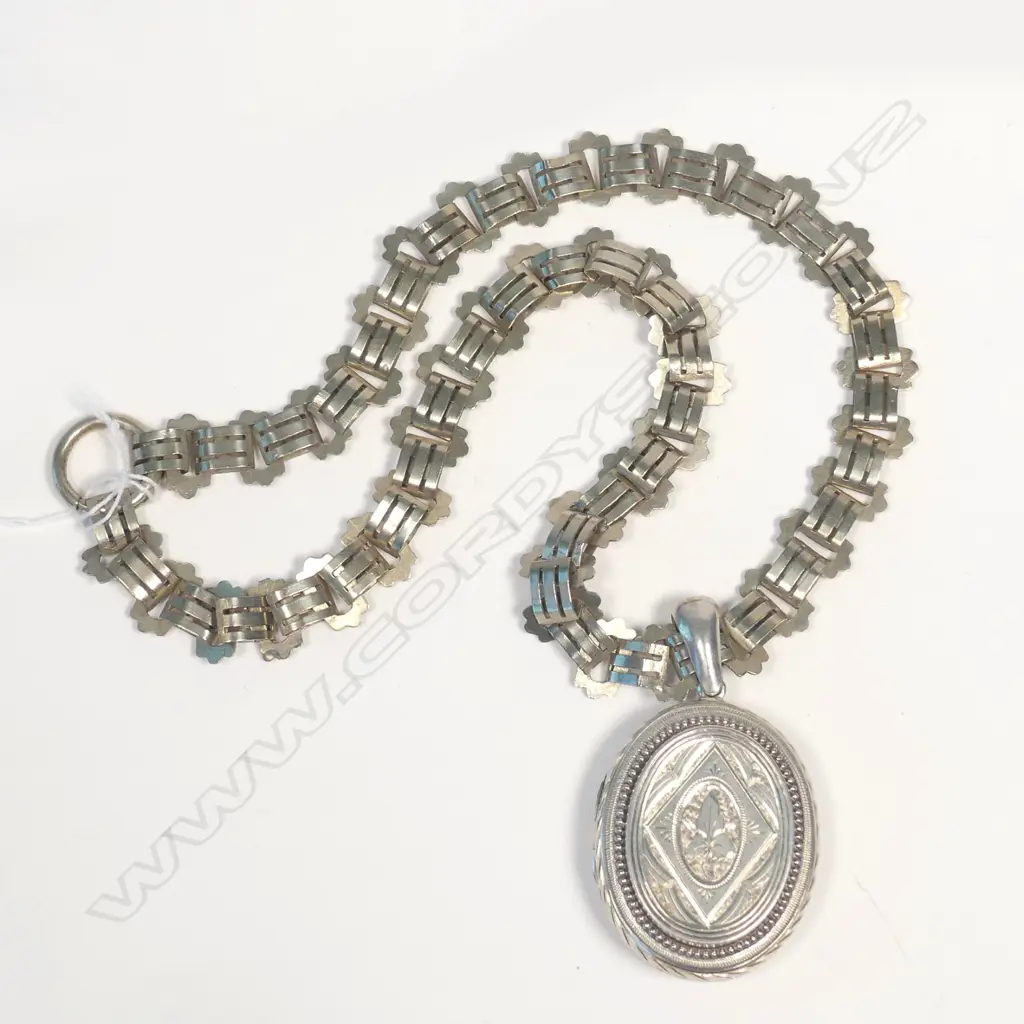 SILVER MAYORAL LOCKET AND CHAIN Image 1++