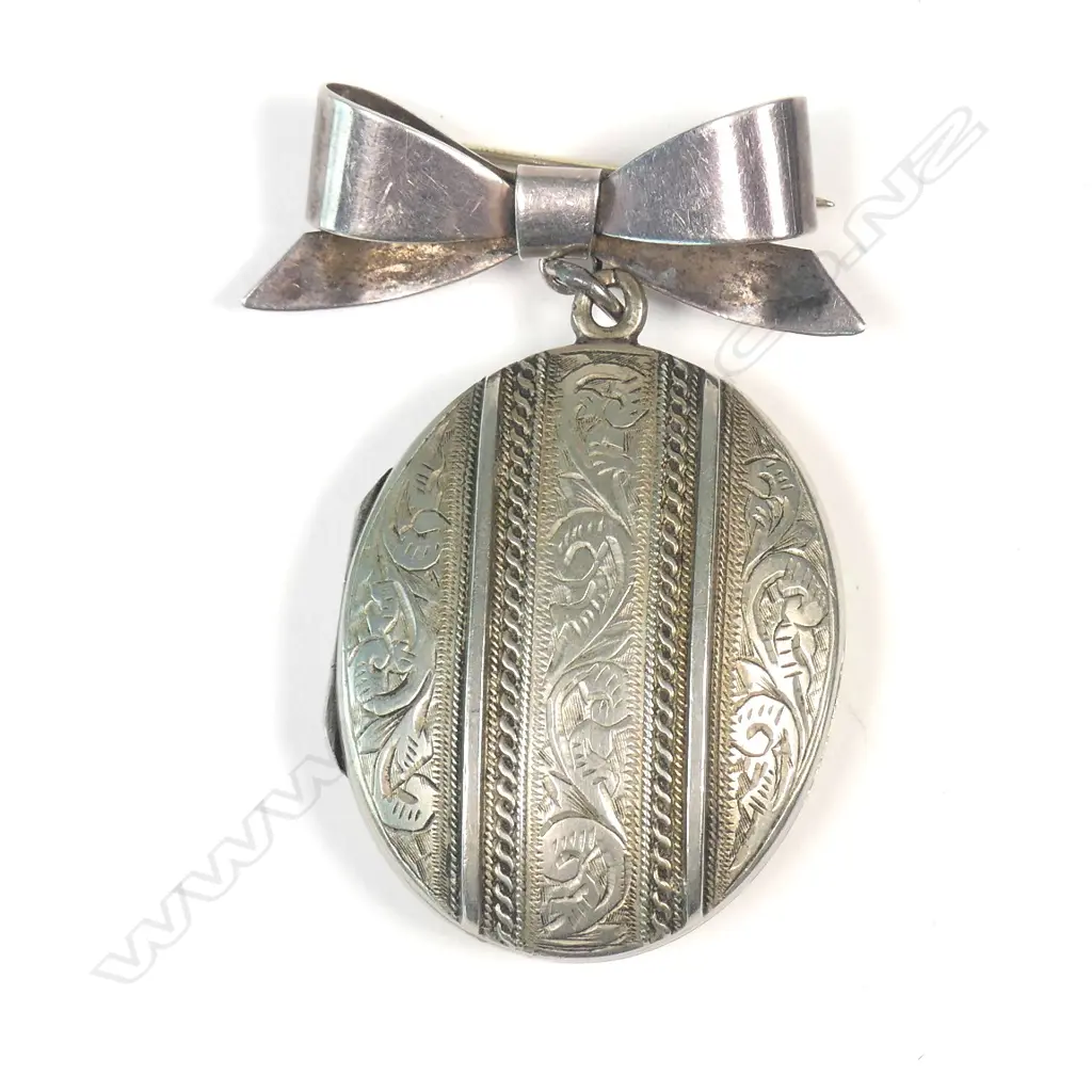 SILVER LOCKET ON BOW Image 1++