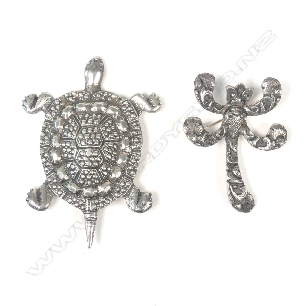 TWO SOUTH AMERICAN SILVER BROOCHES Image 1++
