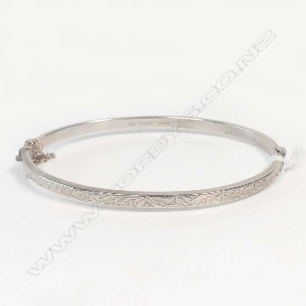 NZ MADE STERLING SILVER HINGED BANGLE Image 1++