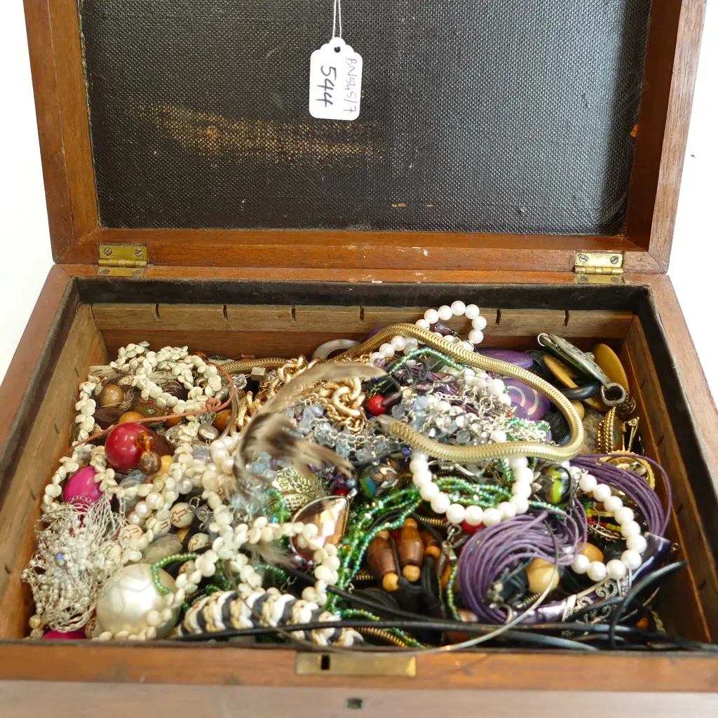 BOX OF COSTUME JEWELLERY Image 1++