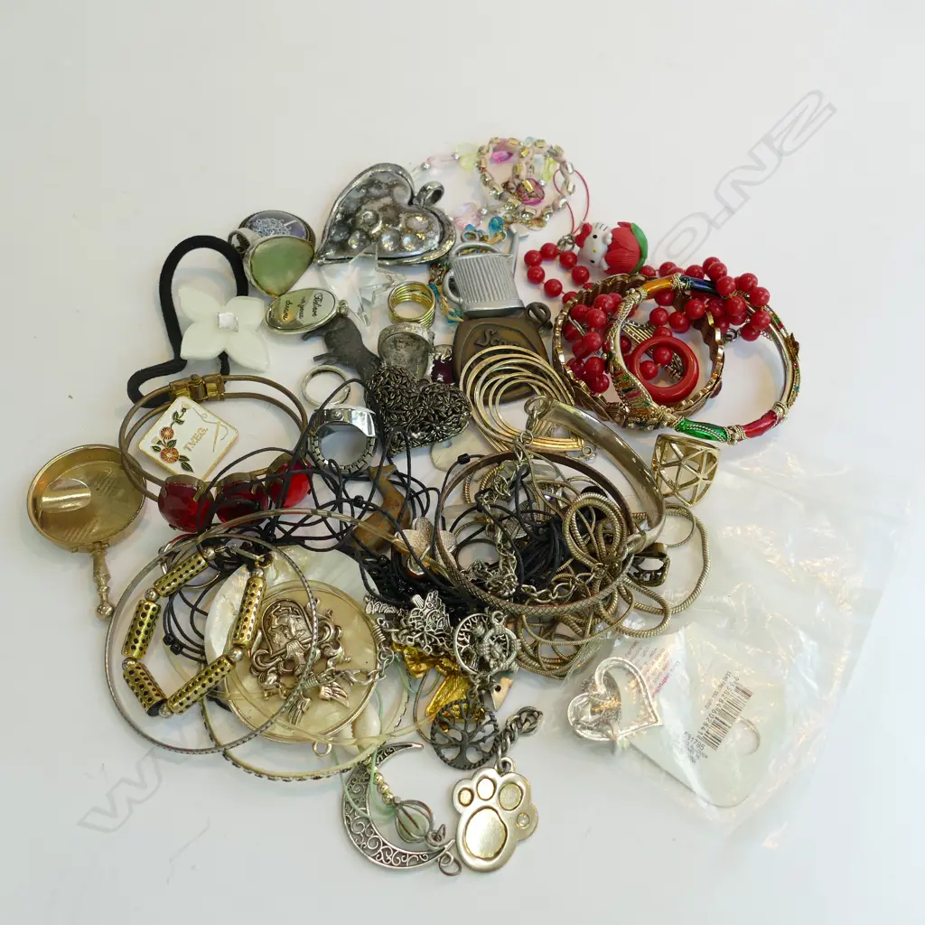 BAG LARGE COSTUME JEWELRY INCL RED BEADS Image 1++