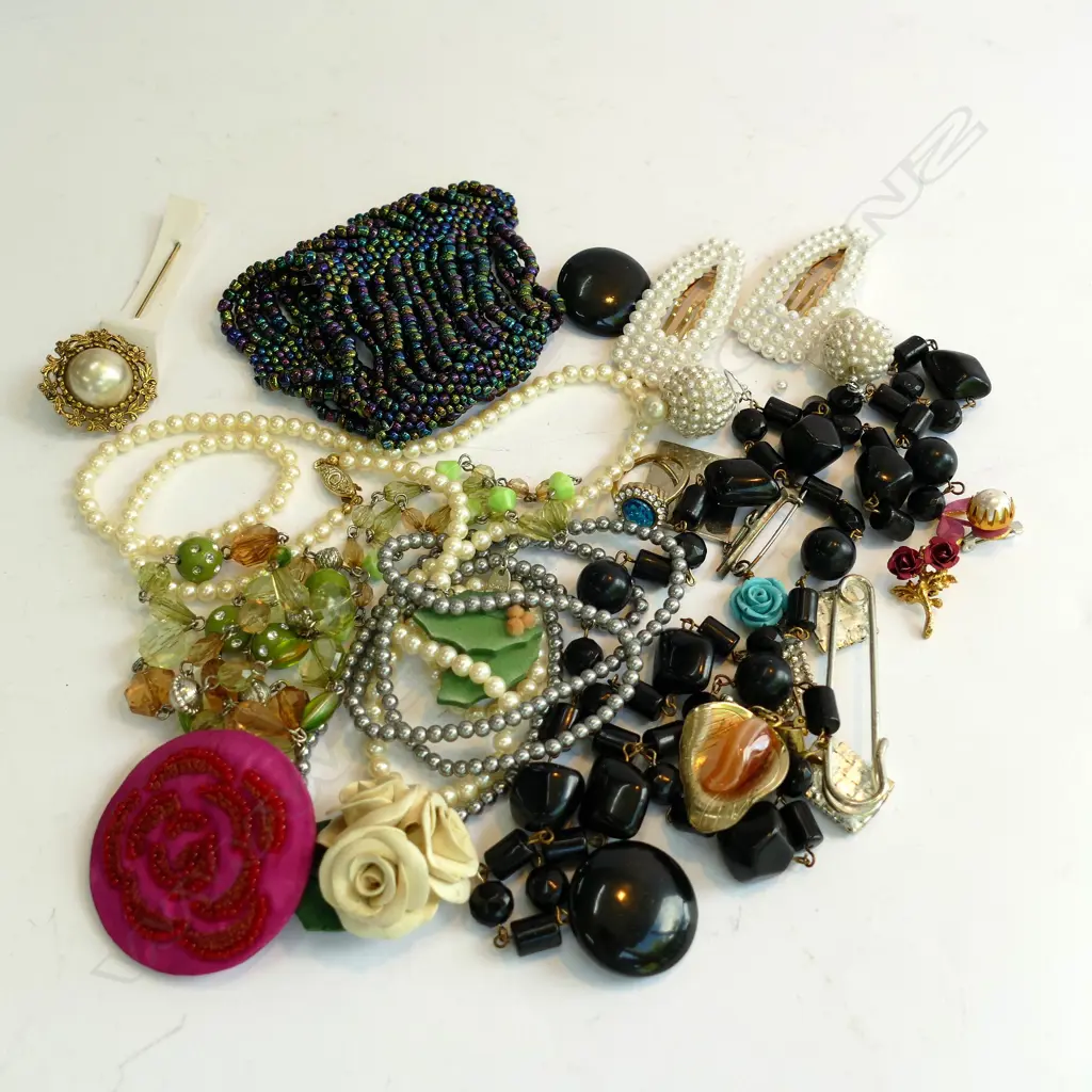 BAG VINTAGE COSTUME JEWELRY Image 1++