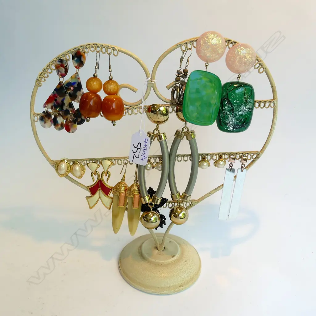 EARRINGS ON STAND Image 1++