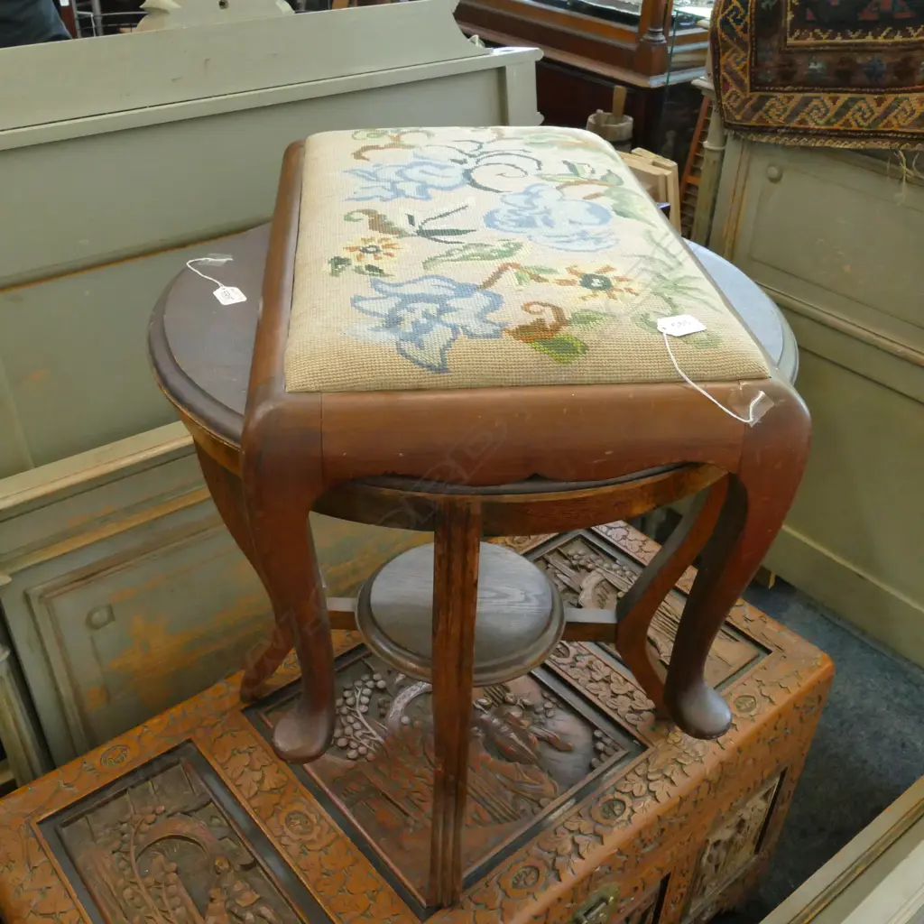 TAPESTRY STOOL W. 620MM + OAK SIDE TABLE Image 1++