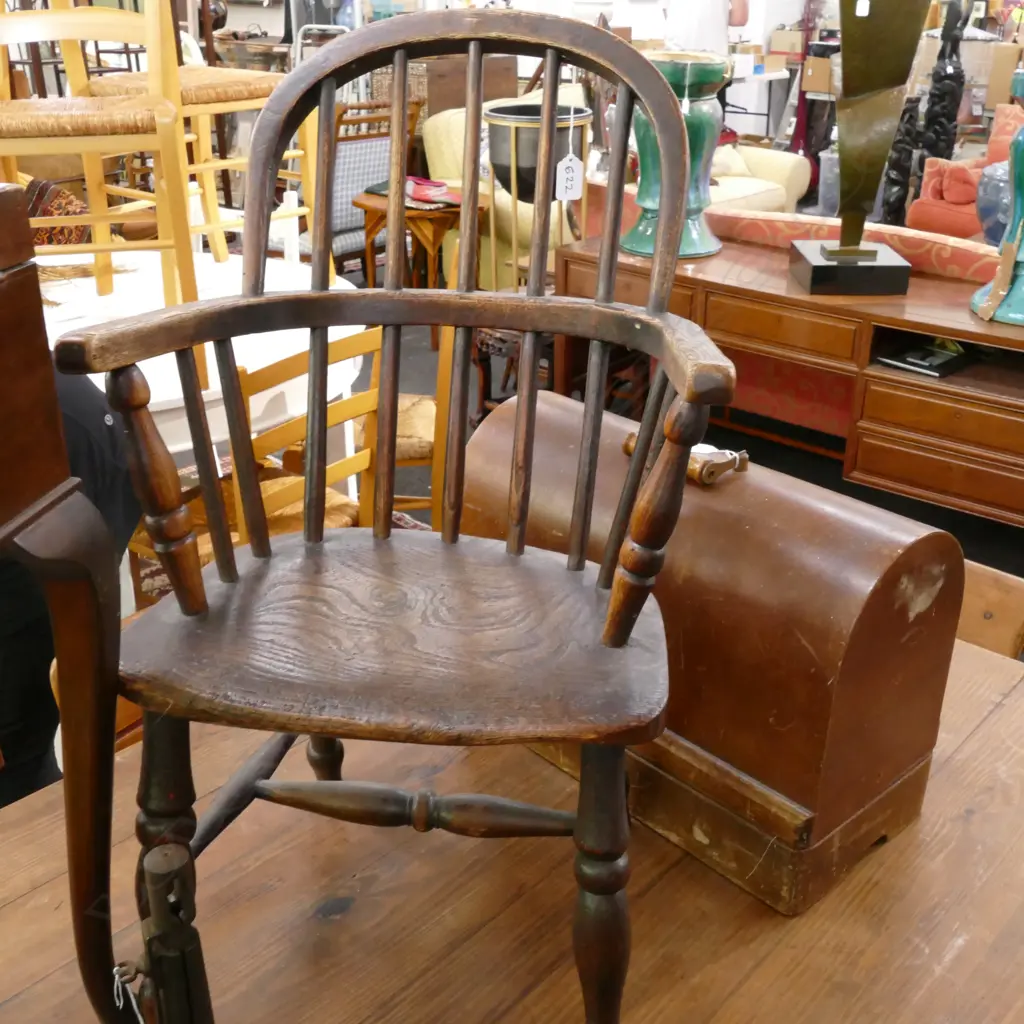 19THC CHILD'S ELM WINDSOR CHAIR Image 1++