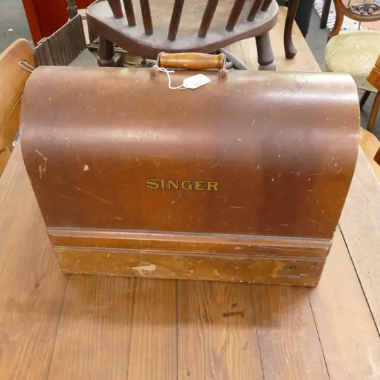 VINTAGE SINGER SEWING MACHINE