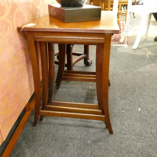 EDW SHERATON REVIVAL MAHOG. NEST 3 TABLES