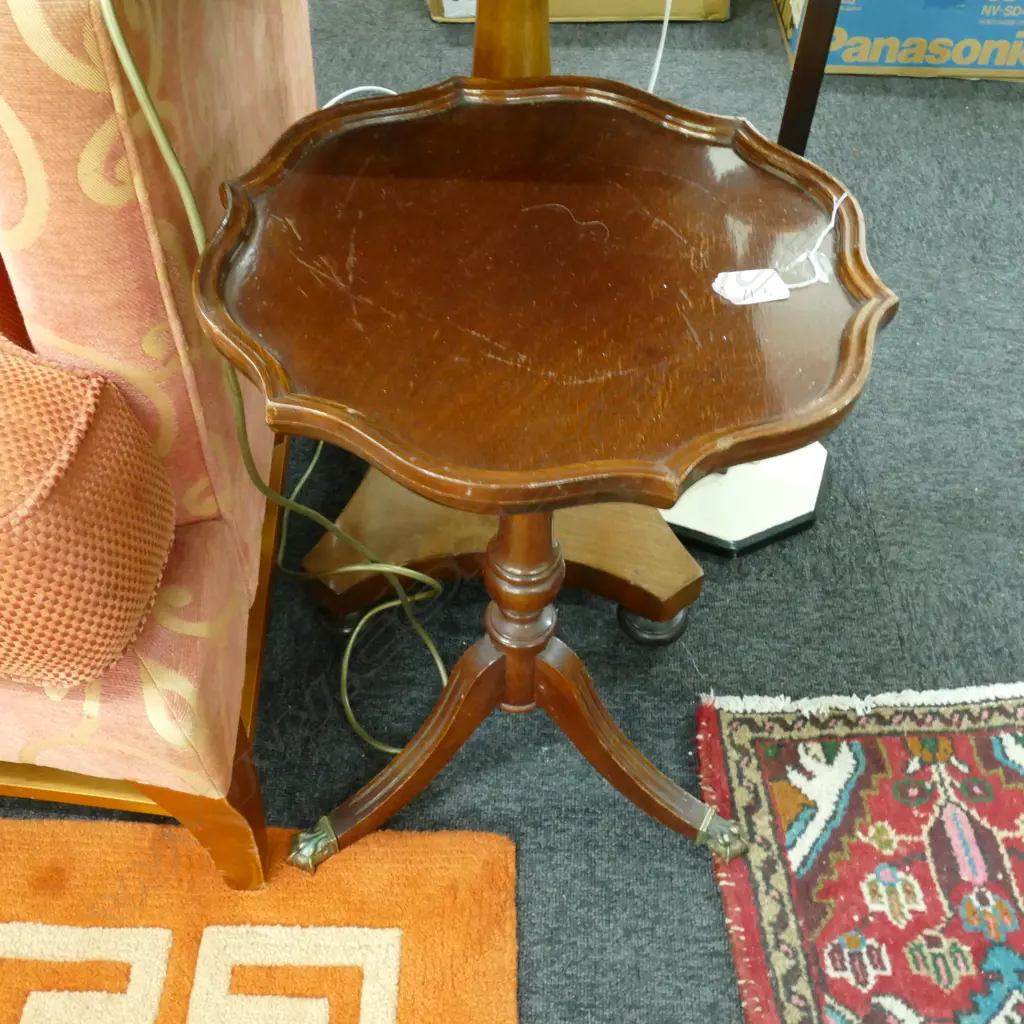 REPRODUCTION MAHOGANY PIECRUST OCCASIONAL TABLE ON TRIPOD BASE Image 1++