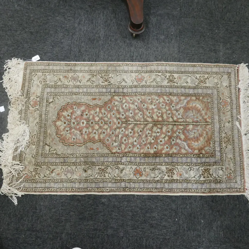 PERSIAN SILK? ON COTTON PRAYER RUG 970MM L X 570MM W Image 1++
