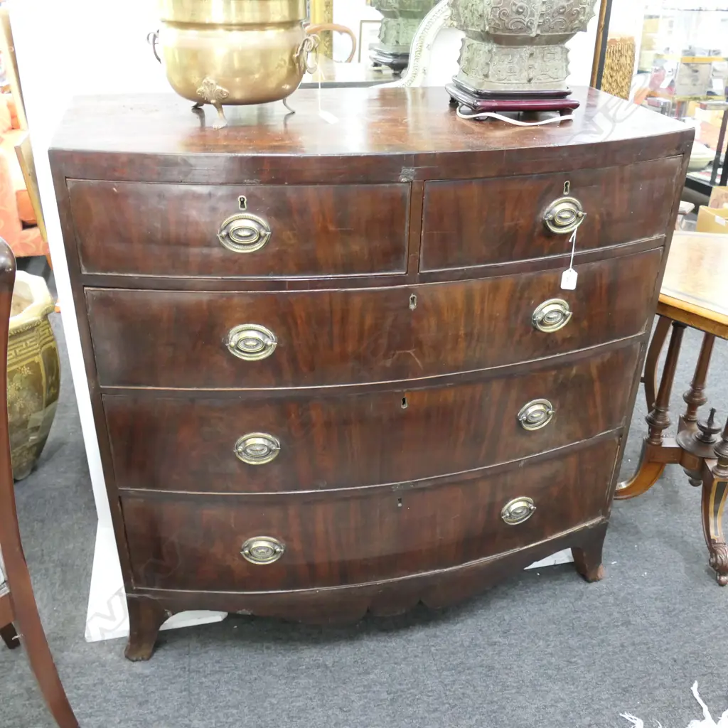 VICT. BOW FRONT MAHOGANY CHEST OF DRAWERS W. 1060MM Image 1++