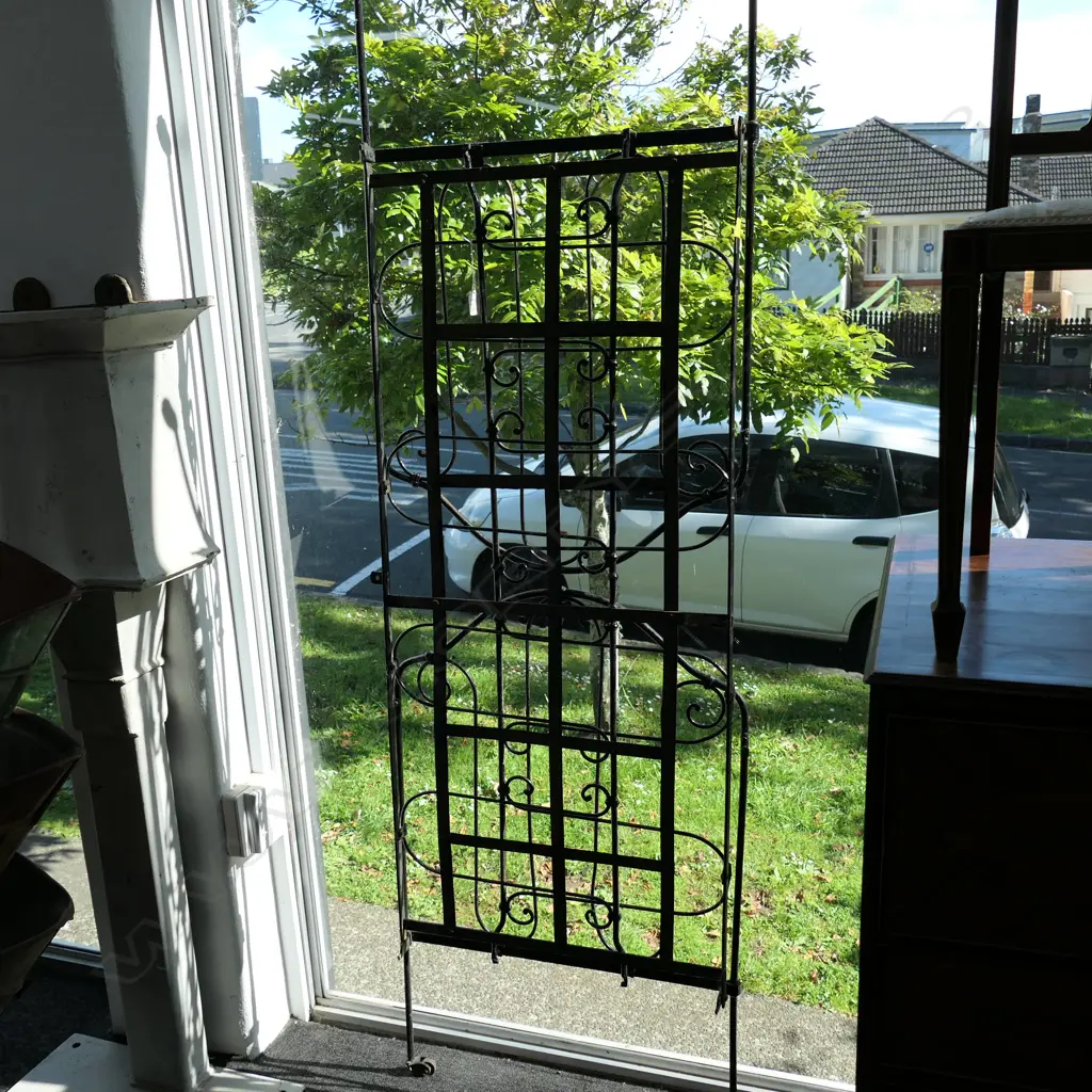 BLACK WROUGHT IRON COLLAPSIBLE DAYBED FRAME - DISTRESSED FINISH W. 1400MM Image 1++