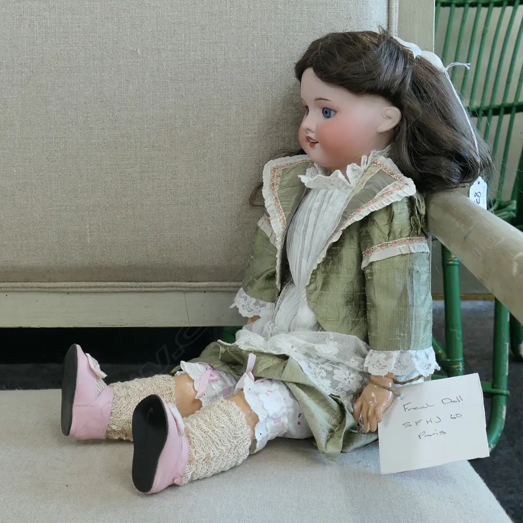 ANTIQUE FRENCH DOLL SFBJ '60' PARIS Image 1++