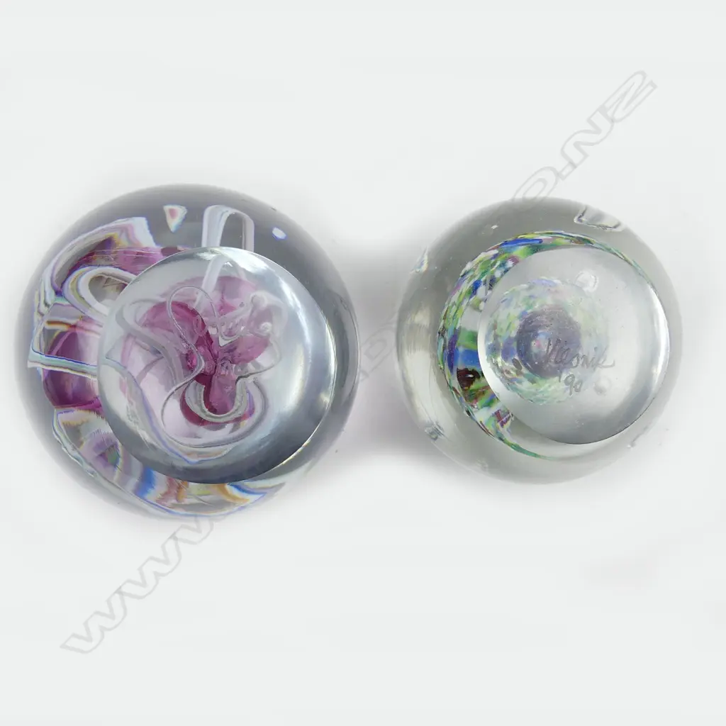 Peter Viesnik paperweight Image 1++