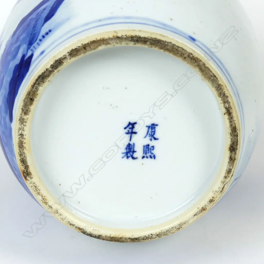A Kangxi Chinese blue and white lidded vase Image 1++