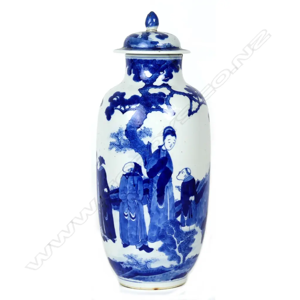 A Kangxi Chinese blue and white lidded vase Image 1++