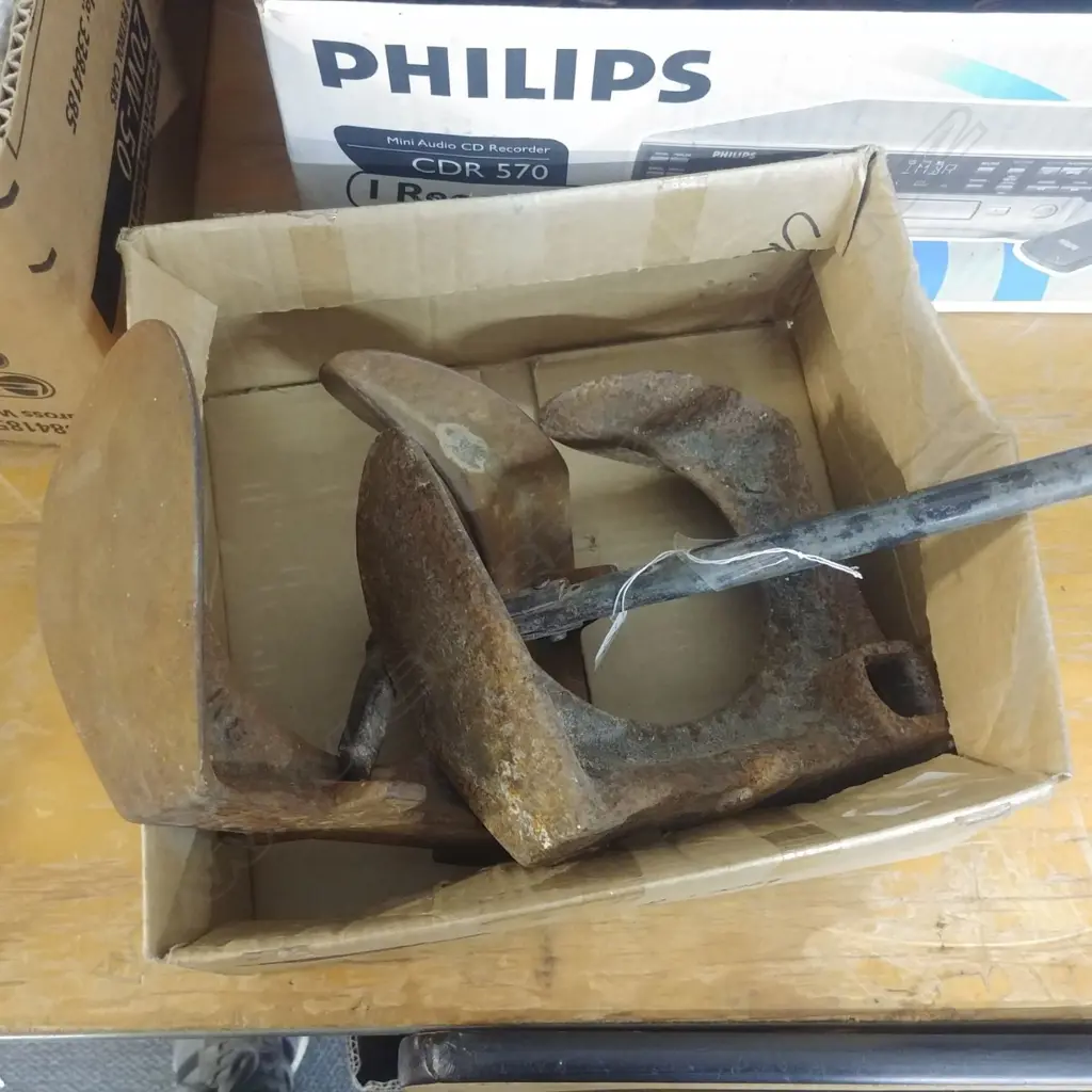 2x ANVILS; 1X METAL HAMMER Image 1++