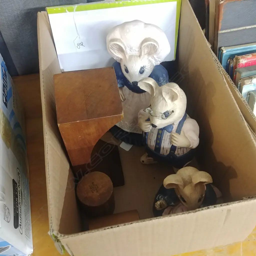 BOX LOT OF PORCELAIN MICE 3X KAURI STANDS Image 1++