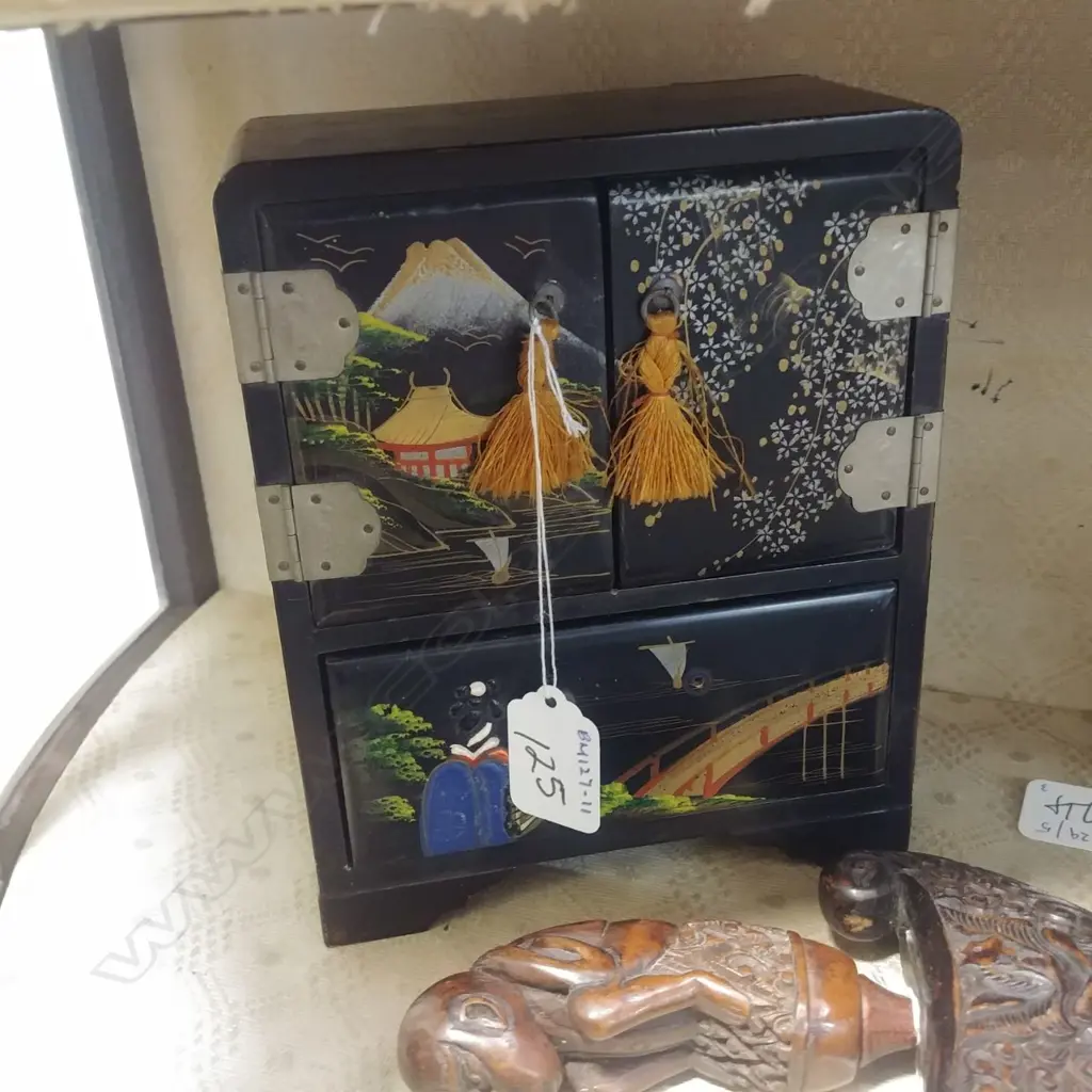SMALL JAPANESE LACQUER JEWELLERY BOX Image 1++