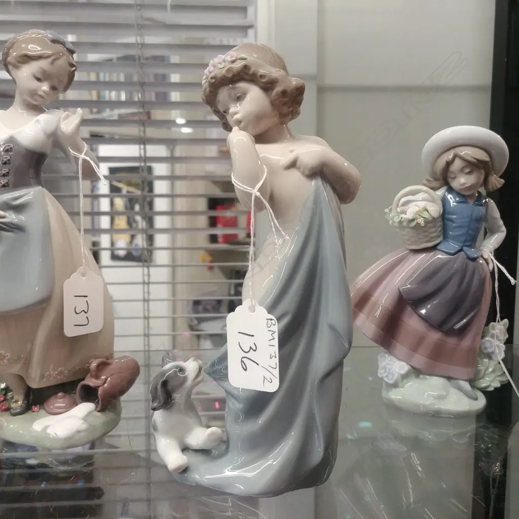 LLARDRO NAUGHTY PUPPY 8106/2005 Image 1++