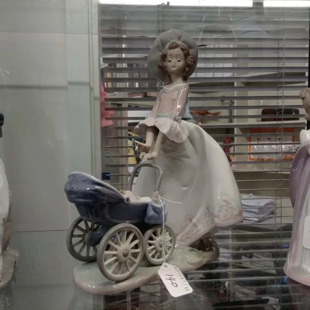 LLARDRO SISTERS PRIDE 5878/1992 Image 1++