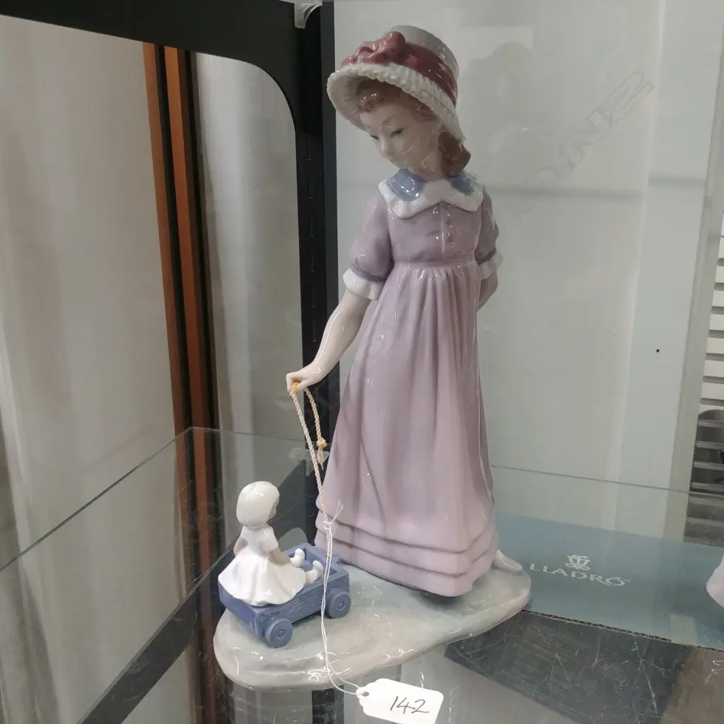 LLARDRO GIRL WITH TOY WAGON 1980/1997 Image 1++