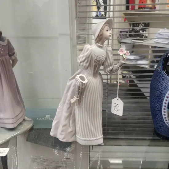 LLARDRO LADY WITH FLOWERS (A/F)