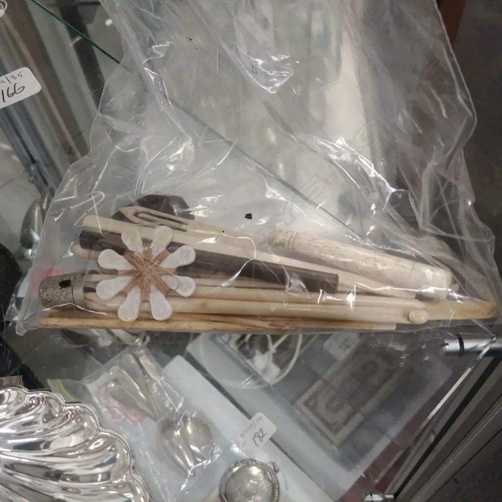 BAG OF VINTAGE SEWING ACCESSORIES Image 1++