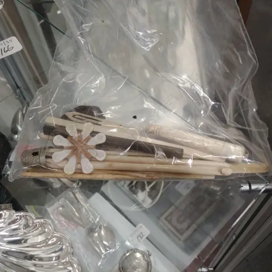 BAG OF VINTAGE SEWING ACCESSORIES