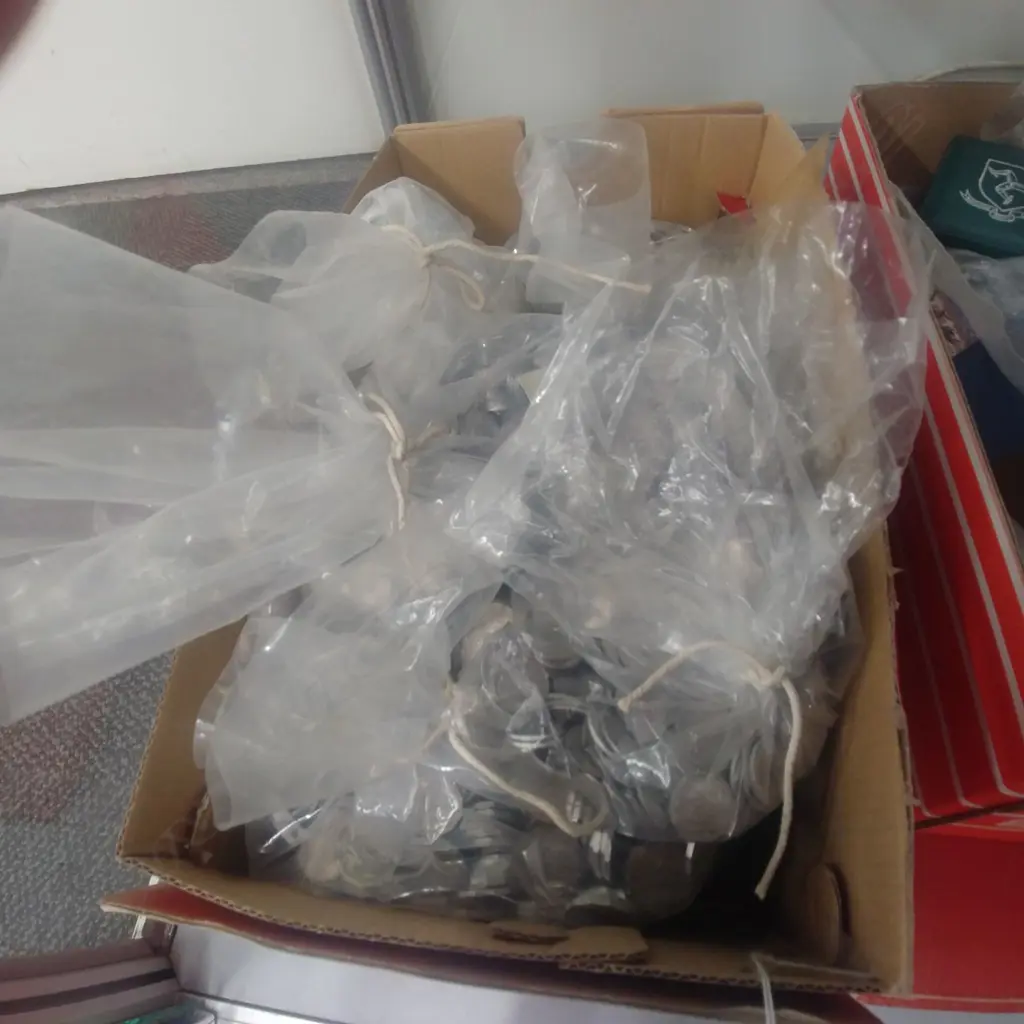 BOX OF INTERNATIONAL COINS Image 1++