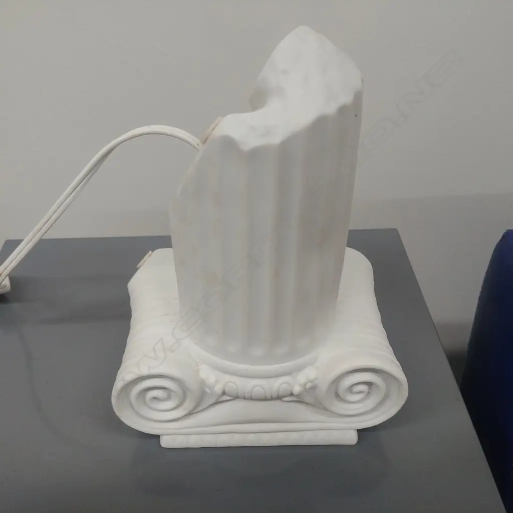 CORINTHIAN COLUMN CERAMIC TABLE LAMP Image 1++