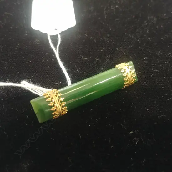 9CT GOLD AND GREENSTONE BROOCH