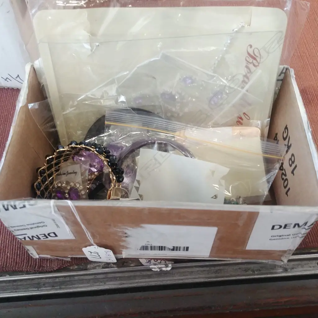 SMALL BOX COSTUME JEWLERY Image 1++