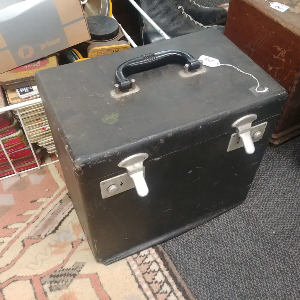 CASED SINGER SEWING MACHINE Image 1++