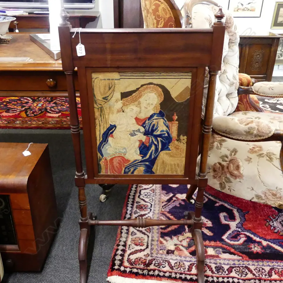 VICT TAPESTRY CANDLE STAND Image 1++