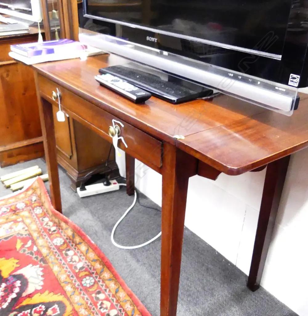 DROPSIDE MAHOGANY SIDETABLE Image 1++
