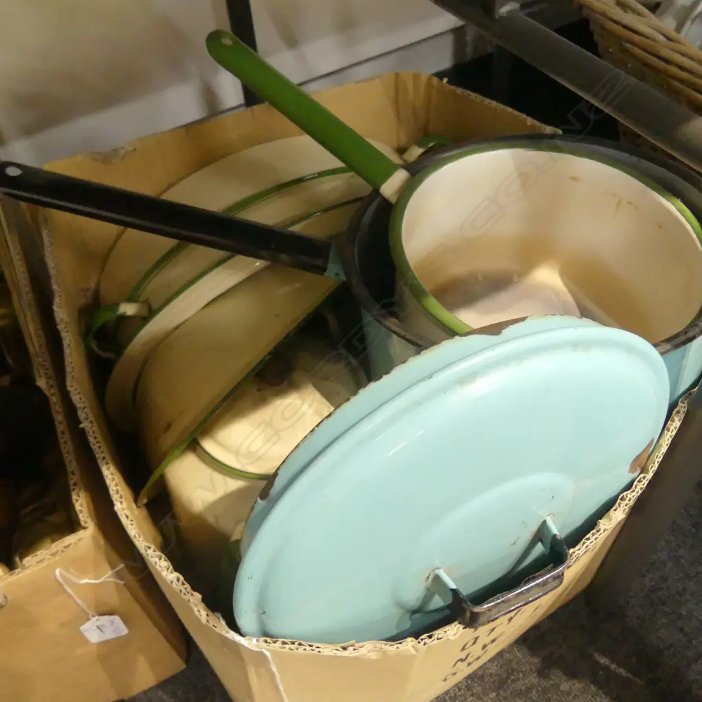 BOX OF ENAMEL KITCHEN WARE Image 1++