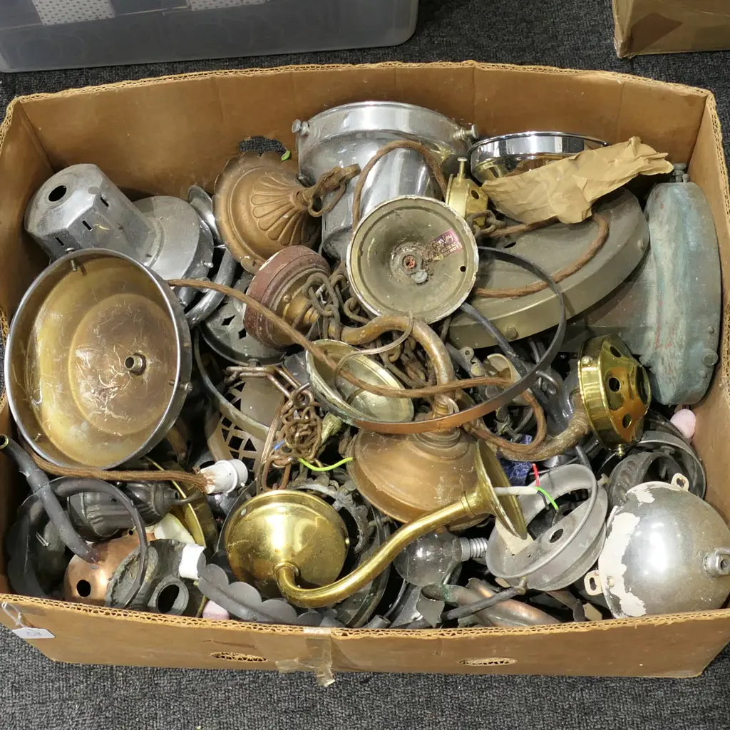 BOX LOT VINTAGE LIGHT FITTINGS Image 1++