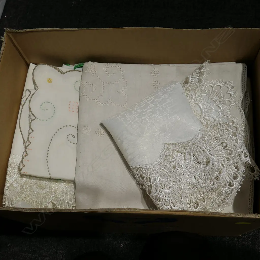 LOT ASST BED AND TABLE LINEN Image 1++