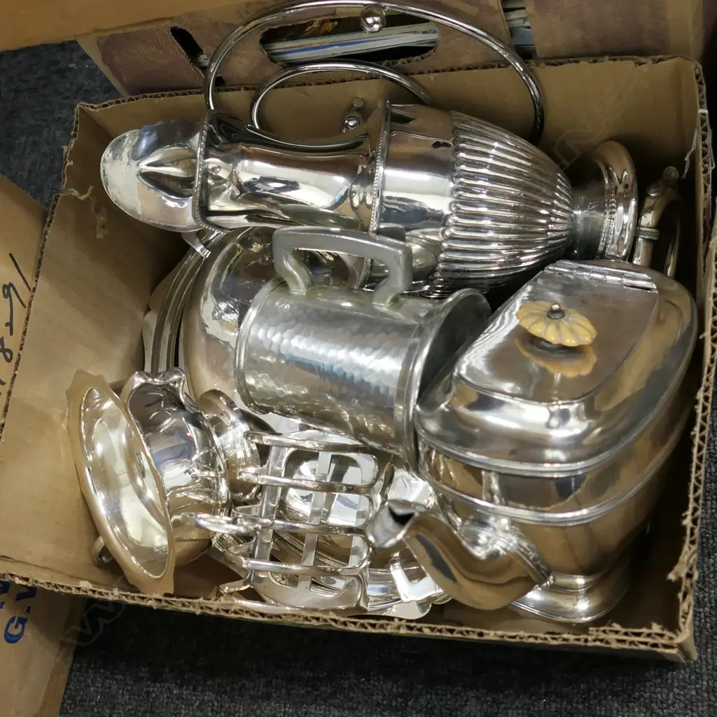 BOX OF ASSORTED SILVER PLATED ITEMS Image 1++