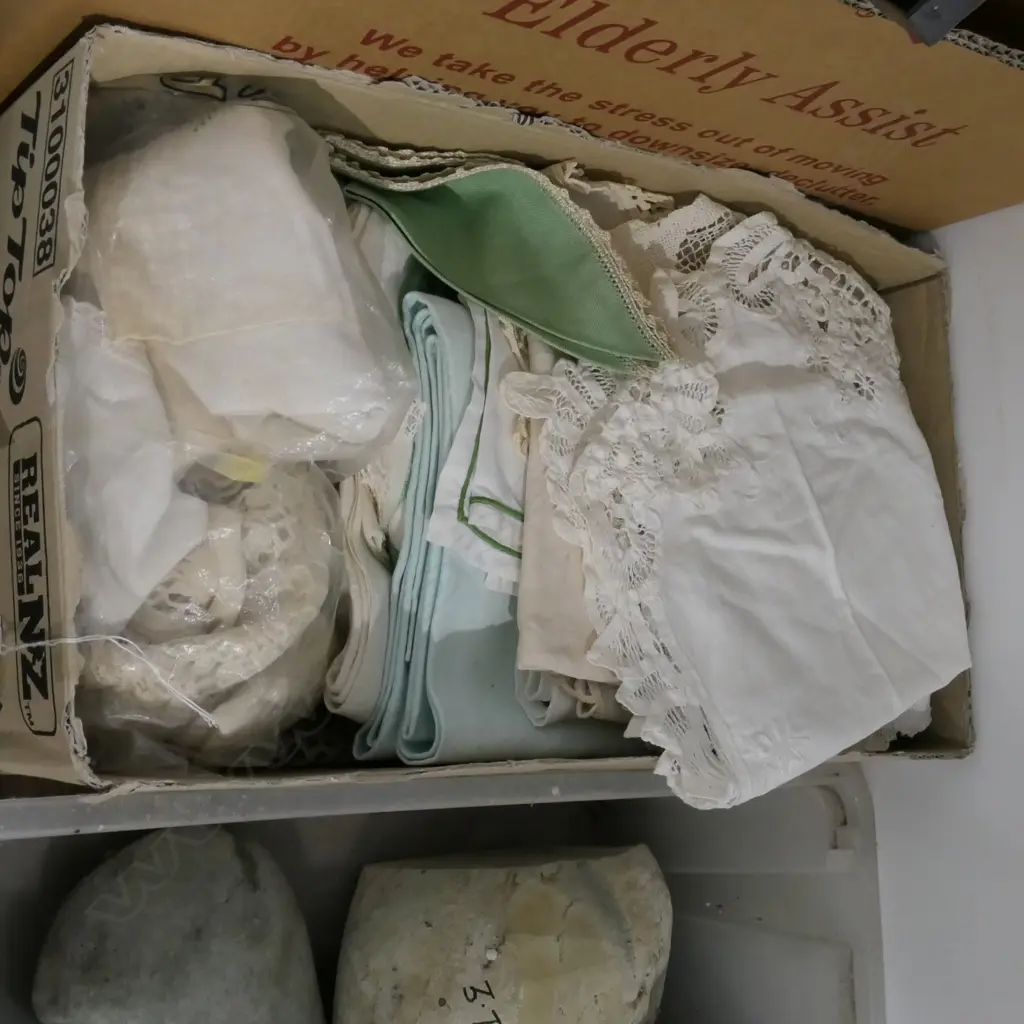 BOX VINTAGE LINEN & LACE Image 1++